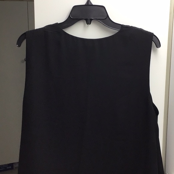 ONE PIECE TANK TOP THAT LOOKS LIKE TWO PIECES.  BLACK AND WHITE - Picture 7 of 10